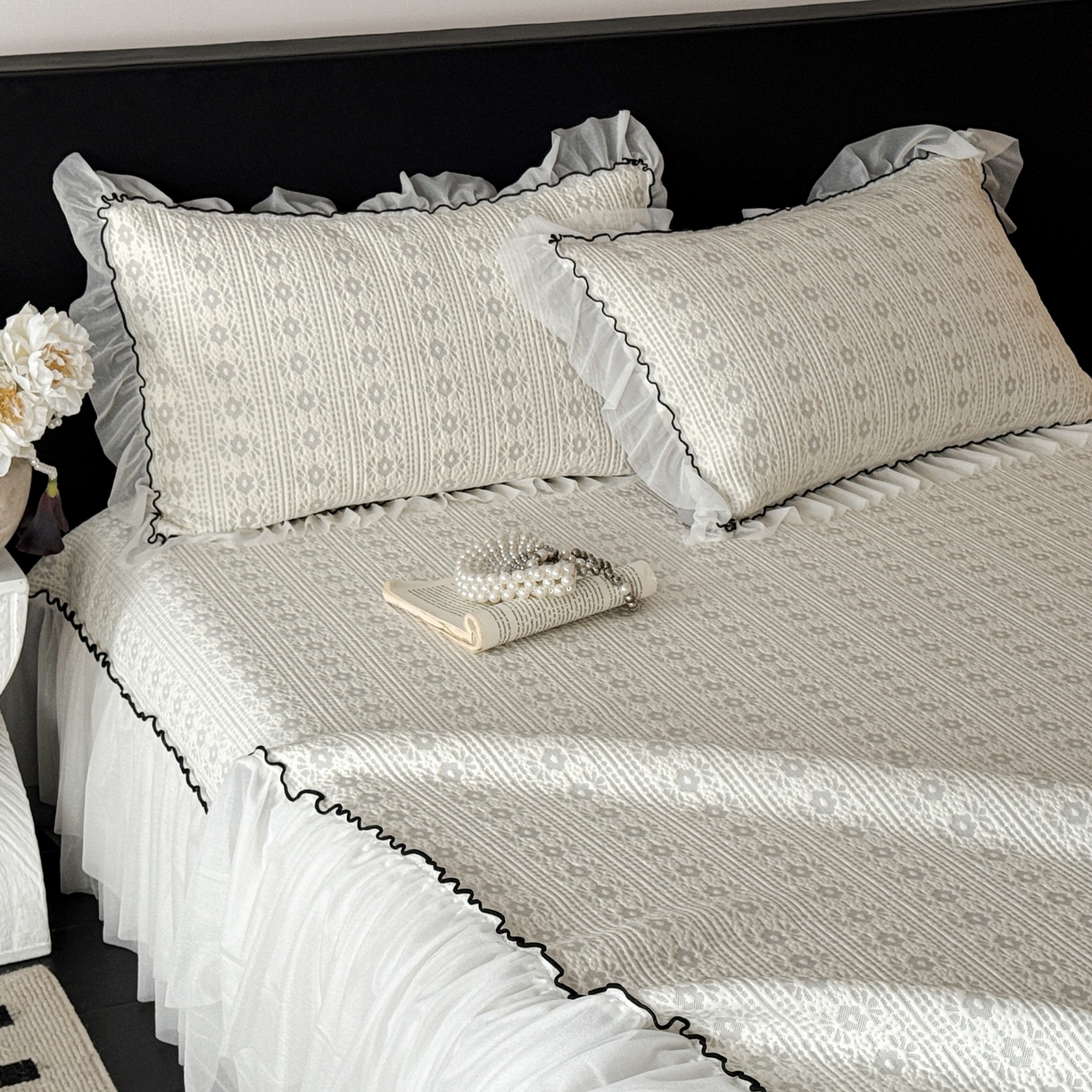 羚羊语家纺 2026新款韩式PE提花凉泡泡席床裙款中分子【凉感值>2.0】花边乙纶冰豆豆夏季凉感冰丝软席三件套 白月光-夏韵（配洗护袋）