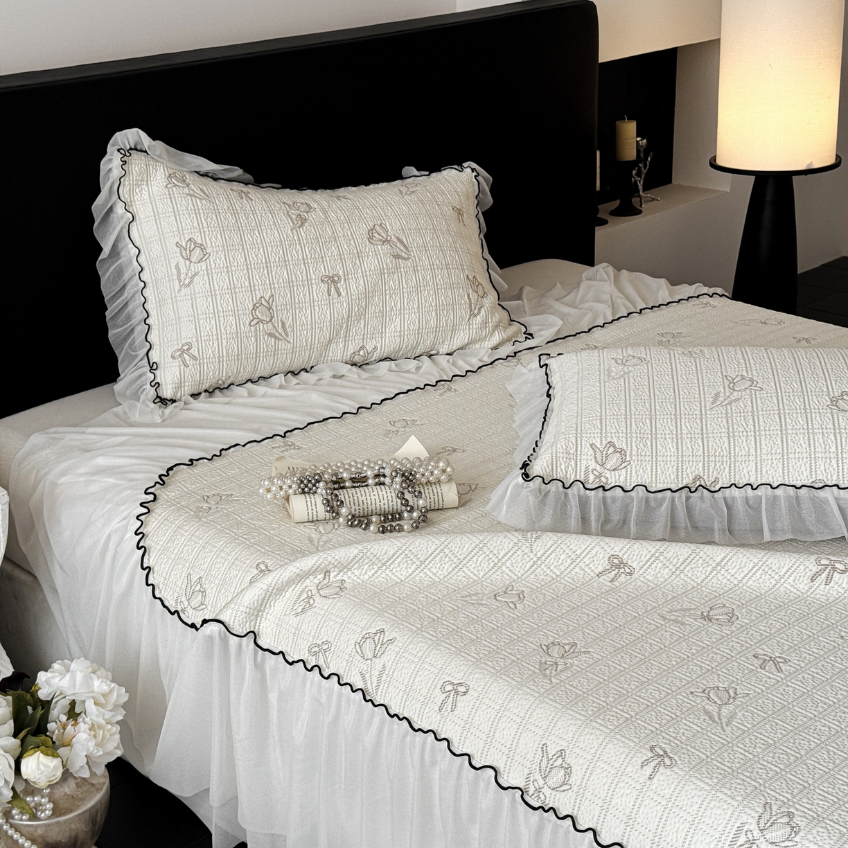 91家纺网 家纺一手货源 找家纺 羚羊语家纺 2026新款韩式PE提花凉泡泡席床裙款中分子【凉感值>2.0】花边乙纶冰豆豆夏季凉感冰丝软席三件套 白月光-沐夏（配洗护袋）