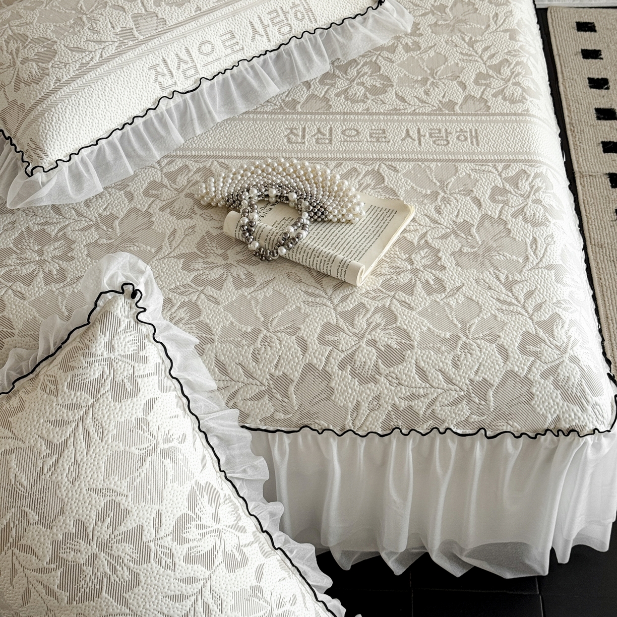 91家纺网 家纺一手货源 找家纺 羚羊语家纺 2026新款韩式PE提花凉泡泡席床裙款中分子【凉感值>2.0】花边乙纶冰豆豆夏季凉感冰丝软席三件套 白月光-陌上花（配洗护袋）