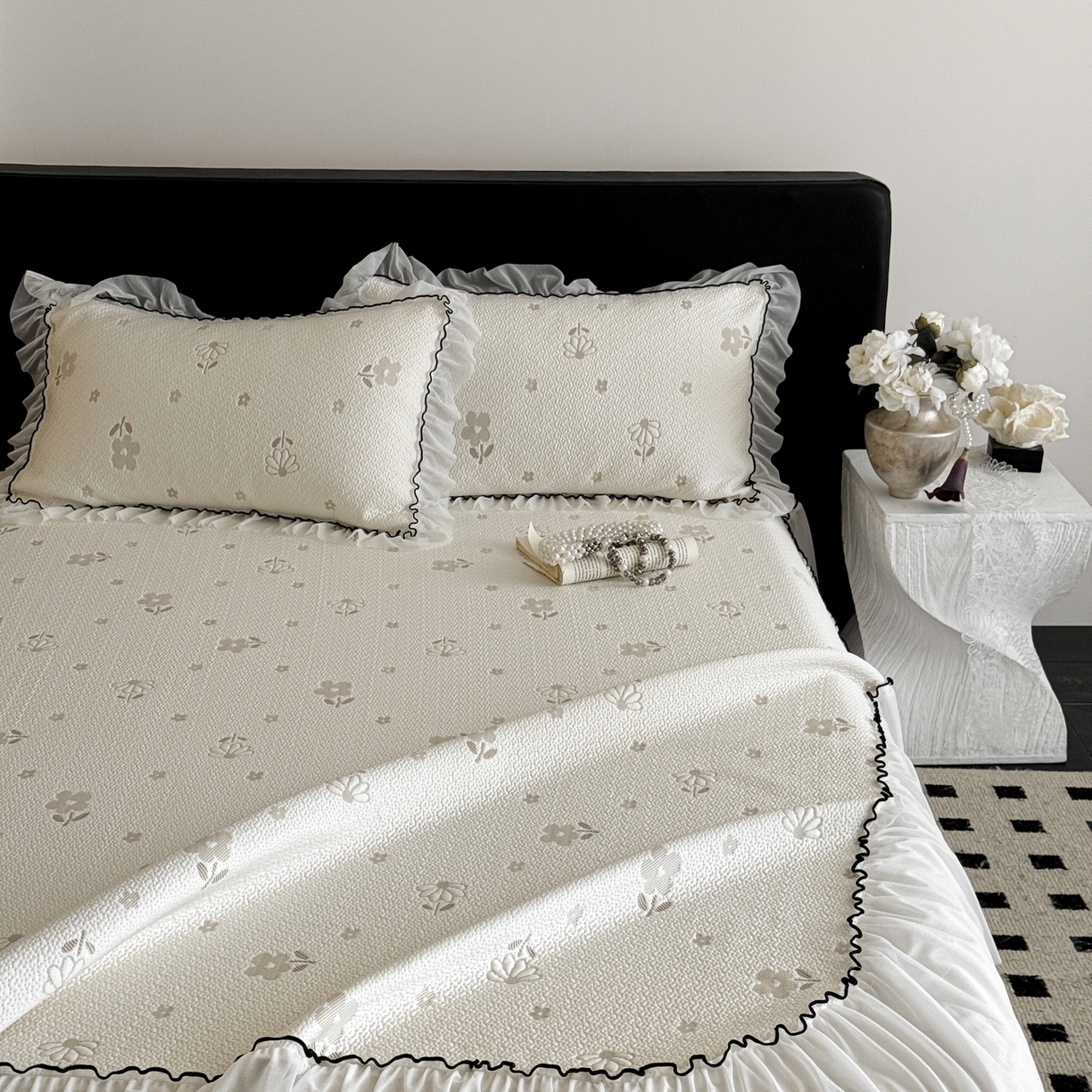 91家纺网 家纺一手货源 找家纺 羚羊语家纺 2026新款韩式PE提花凉泡泡席床裙款中分子【凉感值>2.0】花边乙纶冰豆豆夏季凉感冰丝软席三件套 白月光-小雏菊（配洗护袋）