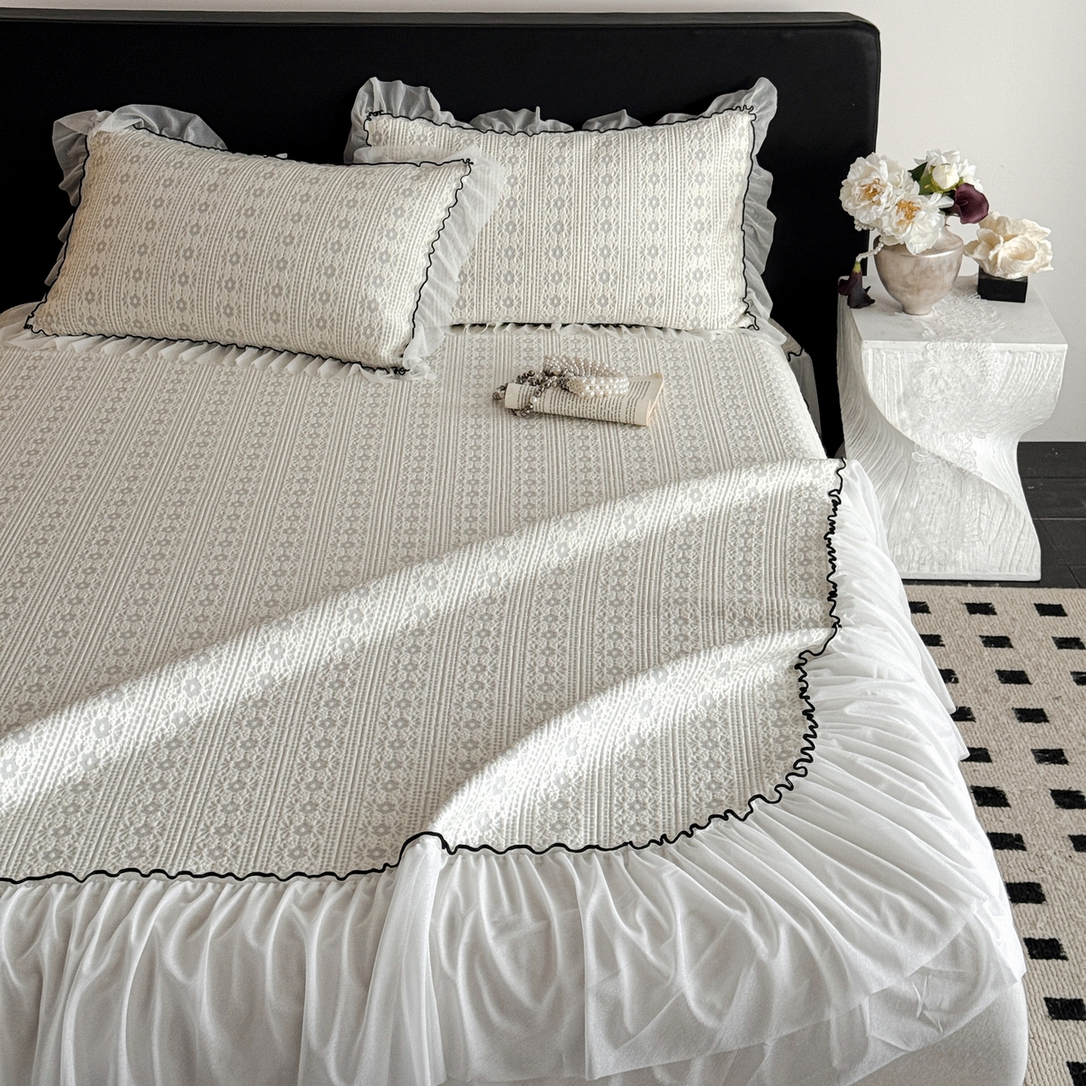 91家纺网 家纺一手货源 找家纺 羚羊语家纺 2026新款韩式PE提花凉泡泡席床裙款中分子【凉感值>2.0】花边乙纶冰豆豆夏季凉感冰丝软席三件套 白月光-夏韵（配洗护袋）