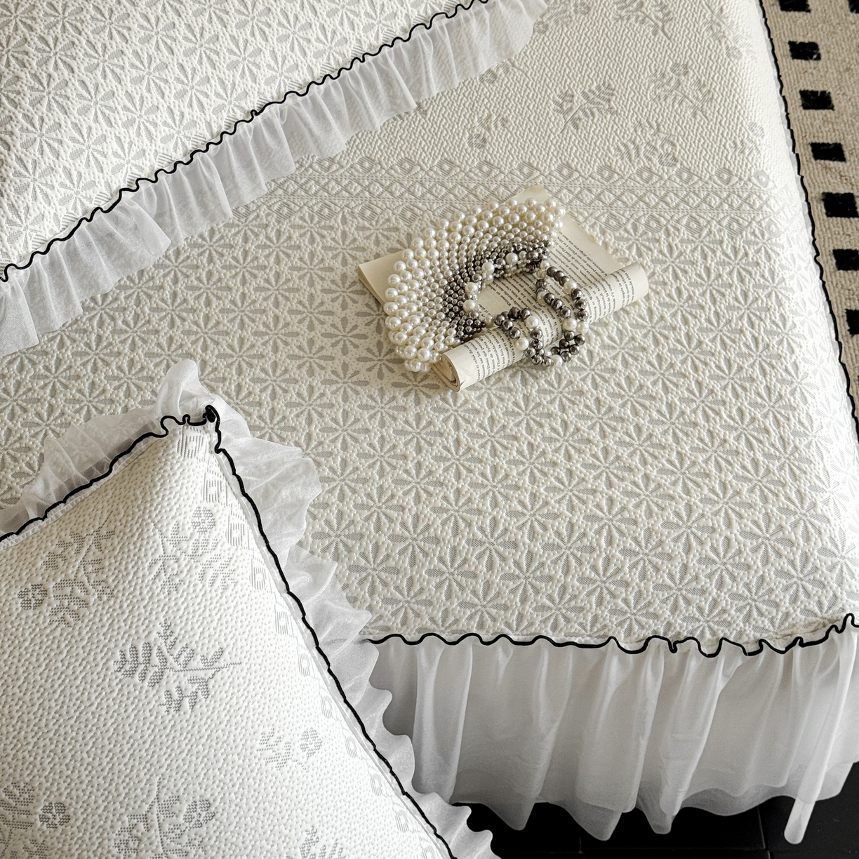 91家纺网 家纺一手货源 找家纺 羚羊语家纺 2026新款韩式PE提花凉泡泡席床裙款中分子【凉感值>2.0】花边乙纶冰豆豆夏季凉感冰丝软席三件套 白月光-萱草（配洗护袋）