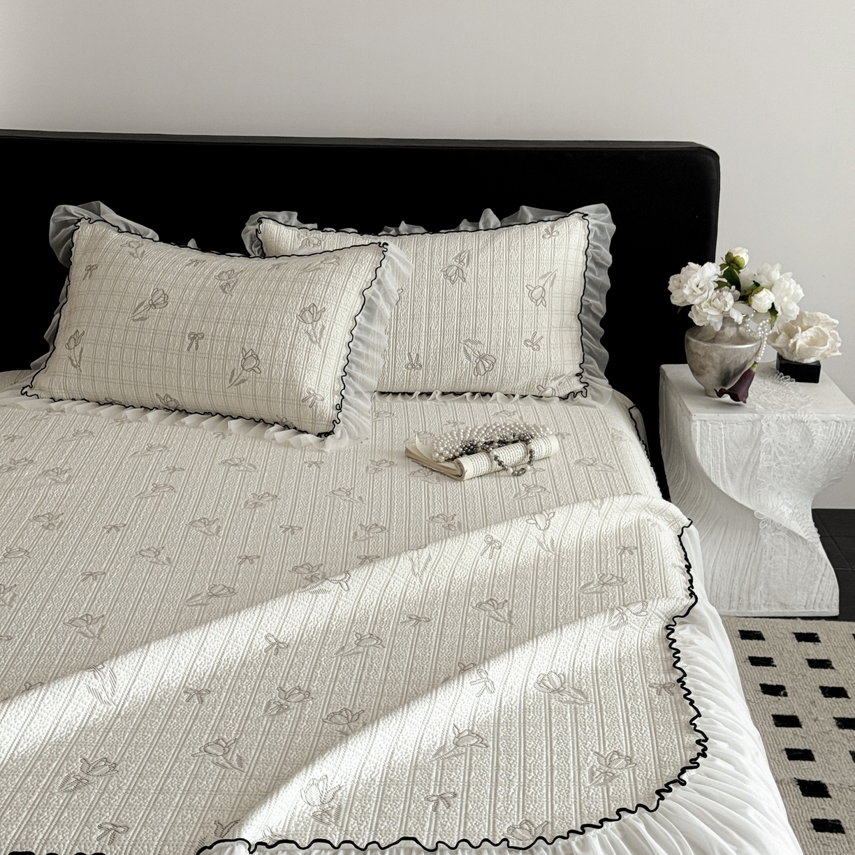 91家纺网 家纺一手货源 找家纺 羚羊语家纺 2026新款韩式PE提花凉泡泡席床裙款中分子【凉感值>2.0】花边乙纶冰豆豆夏季凉感冰丝软席三件套 白月光-沐夏（配洗护袋）