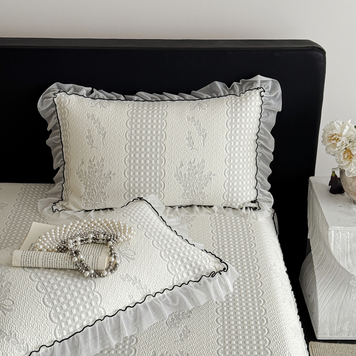 91家纺网 家纺一手货源 找家纺 羚羊语家纺 2026新款韩式PE提花凉泡泡席床裙款中分子【凉感值>2.0】花边乙纶冰豆豆夏季凉感冰丝软席三件套 白月光-铃兰（配洗护袋）