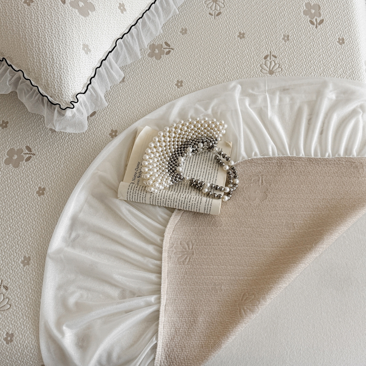 91家纺网 家纺一手货源 找家纺 羚羊语家纺 2026新款韩式PE提花凉泡泡席床裙款中分子【凉感值>2.0】花边乙纶冰豆豆夏季凉感冰丝软席三件套 白月光-小雏菊（配洗护袋）