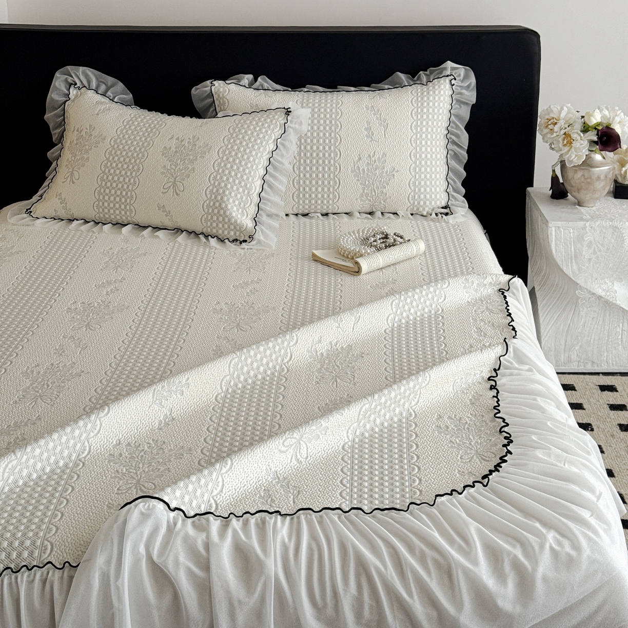 91家纺网 家纺一手货源 找家纺 羚羊语家纺 2026新款韩式PE提花凉泡泡席床裙款中分子【凉感值>2.0】花边乙纶冰豆豆夏季凉感冰丝软席三件套 白月光-铃兰（配洗护袋）