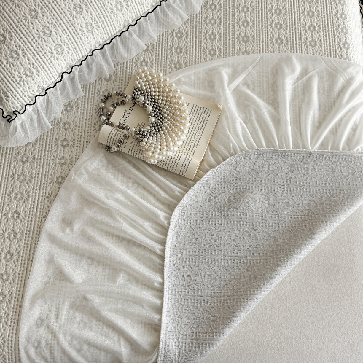 91家纺网 家纺一手货源 找家纺 羚羊语家纺 2026新款韩式PE提花凉泡泡席床裙款中分子【凉感值>2.0】花边乙纶冰豆豆夏季凉感冰丝软席三件套 白月光-夏韵（配洗护袋）