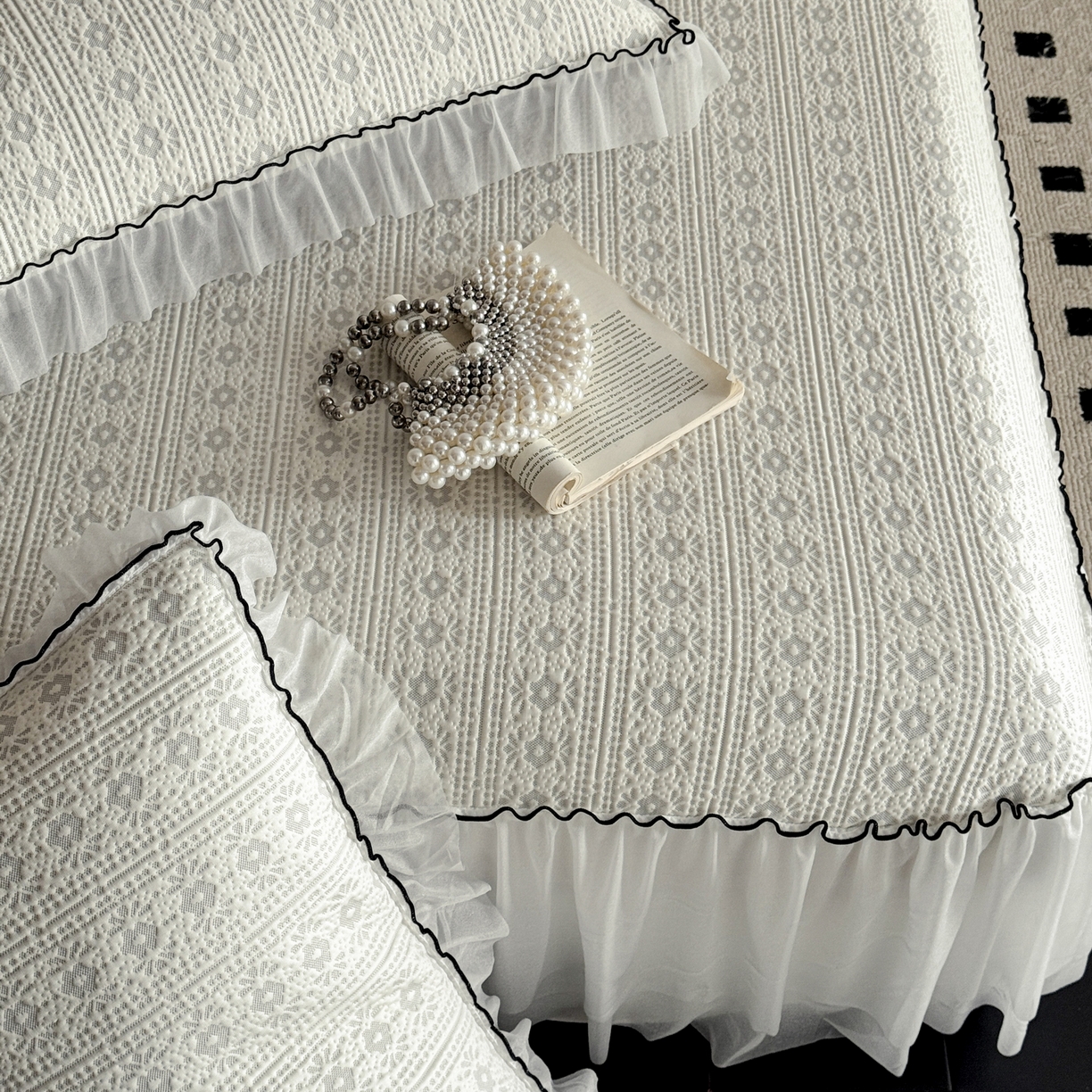 91家纺网 家纺一手货源 找家纺 羚羊语家纺 2026新款韩式PE提花凉泡泡席床裙款中分子【凉感值>2.0】花边乙纶冰豆豆夏季凉感冰丝软席三件套 白月光-夏韵（配洗护袋）