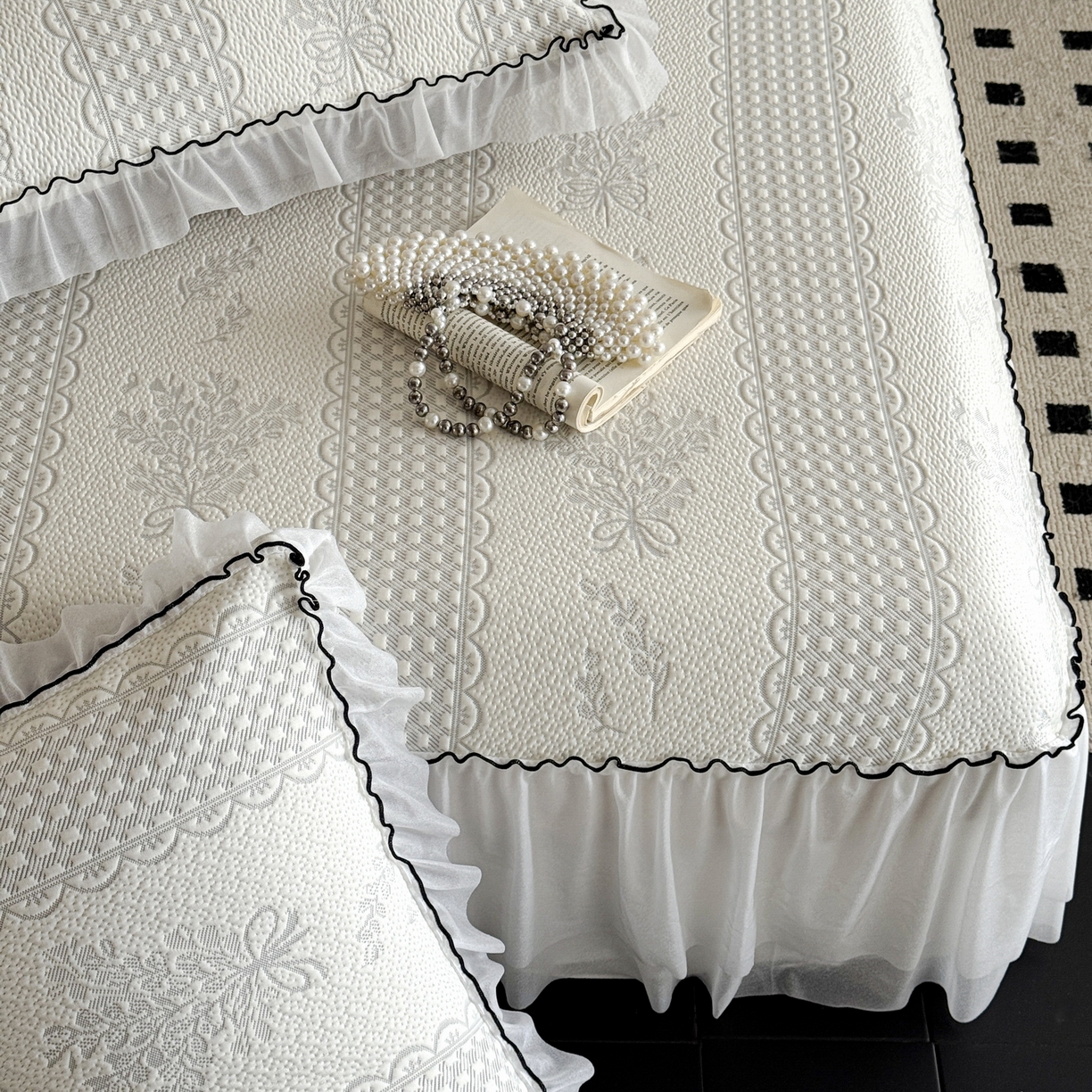 91家纺网 家纺一手货源 找家纺 羚羊语家纺 2026新款韩式PE提花凉泡泡席床裙款中分子【凉感值>2.0】花边乙纶冰豆豆夏季凉感冰丝软席三件套 白月光-铃兰（配洗护袋）