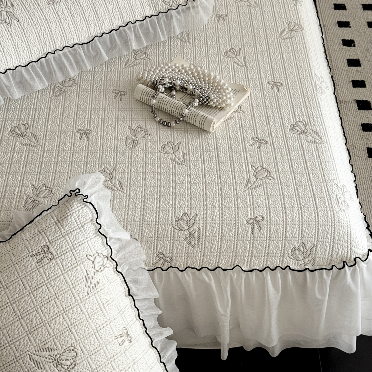 91家纺网 家纺一手货源 找家纺 羚羊语家纺 2026新款韩式PE提花凉泡泡席床裙款中分子【凉感值>2.0】花边乙纶冰豆豆夏季凉感冰丝软席三件套 白月光-沐夏（配洗护袋）