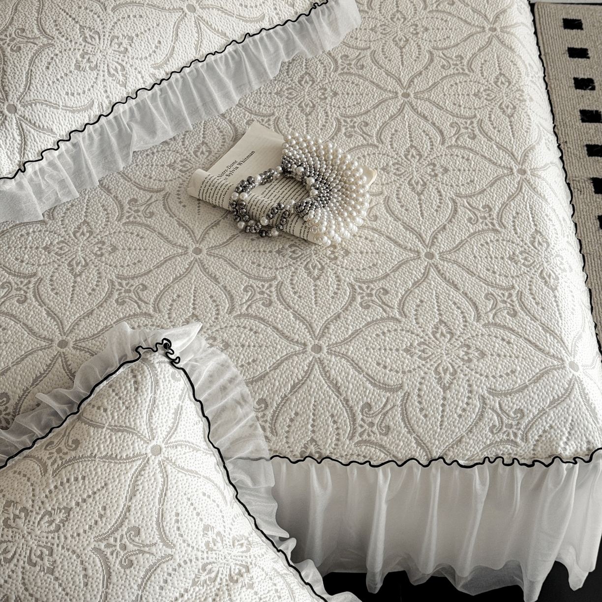 91家纺网 家纺一手货源 找家纺 羚羊语家纺 2026新款韩式PE提花凉泡泡席床裙款中分子【凉感值>2.0】花边乙纶冰豆豆夏季凉感冰丝软席三件套 白月光-澜庭（配洗护袋）