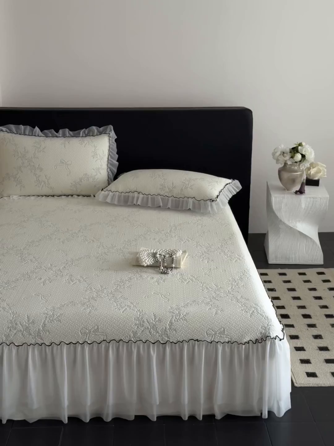 91家纺网 家纺一手货源 找家纺 羚羊语家纺 2026新款韩式PE提花凉泡泡席床裙款中分子【凉感值>2.0】花边乙纶冰豆豆夏季凉感冰丝软席三件套 白月光-清风（配洗护袋）