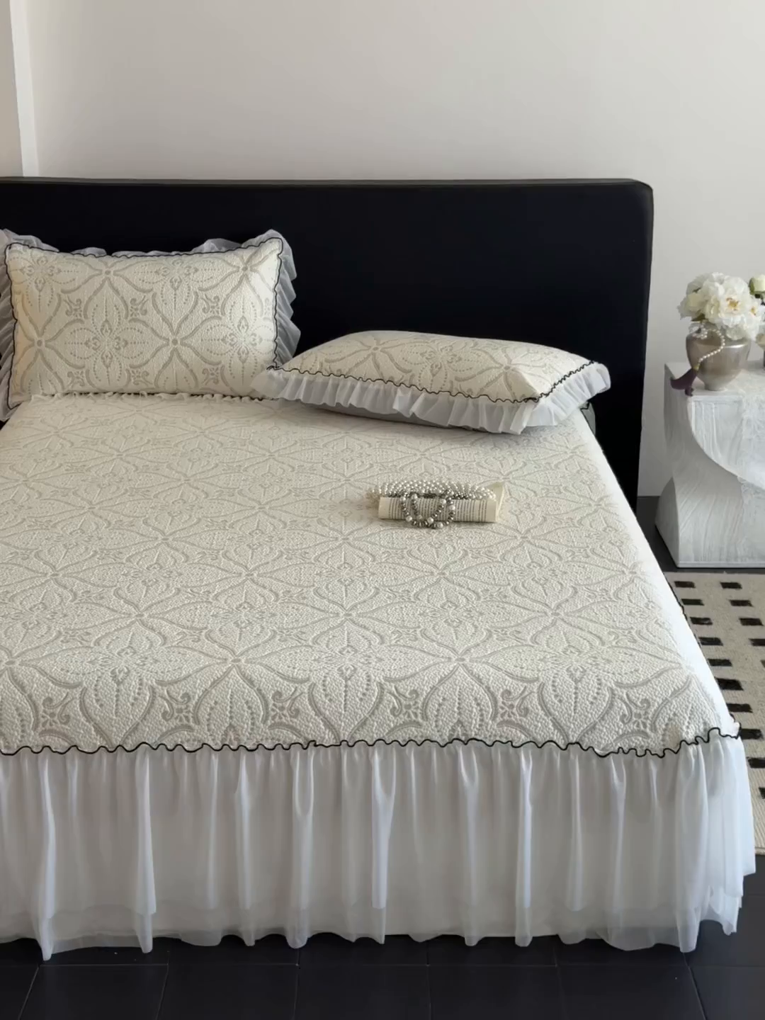 91家纺网 家纺一手货源 找家纺 羚羊语家纺 2026新款韩式PE提花凉泡泡席床裙款中分子【凉感值>2.0】花边乙纶冰豆豆夏季凉感冰丝软席三件套 白月光-澜庭（配洗护袋）