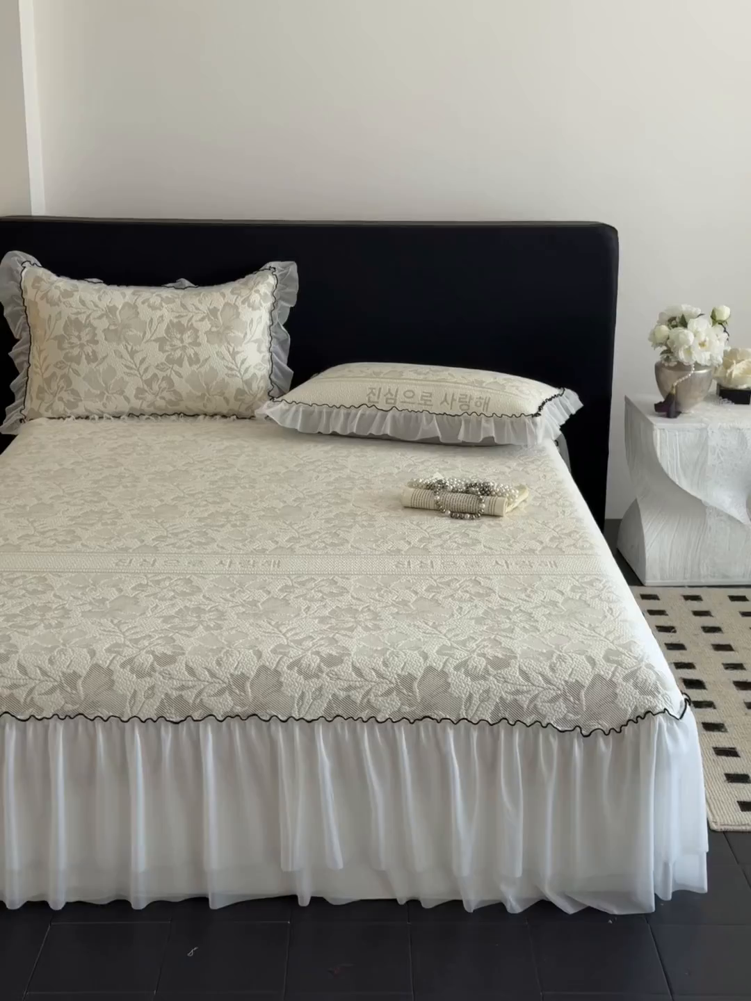 91家纺网 家纺一手货源 找家纺 羚羊语家纺 2026新款韩式PE提花凉泡泡席床裙款中分子【凉感值>2.0】花边乙纶冰豆豆夏季凉感冰丝软席三件套 白月光-陌上花（配洗护袋）