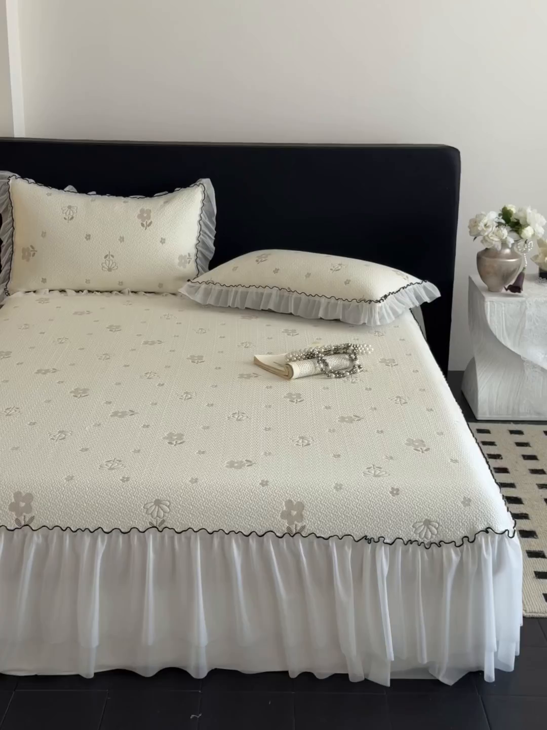 91家纺网 家纺一手货源 找家纺 羚羊语家纺 2026新款韩式PE提花凉泡泡席床裙款中分子【凉感值>2.0】花边乙纶冰豆豆夏季凉感冰丝软席三件套 白月光-小雏菊（配洗护袋）