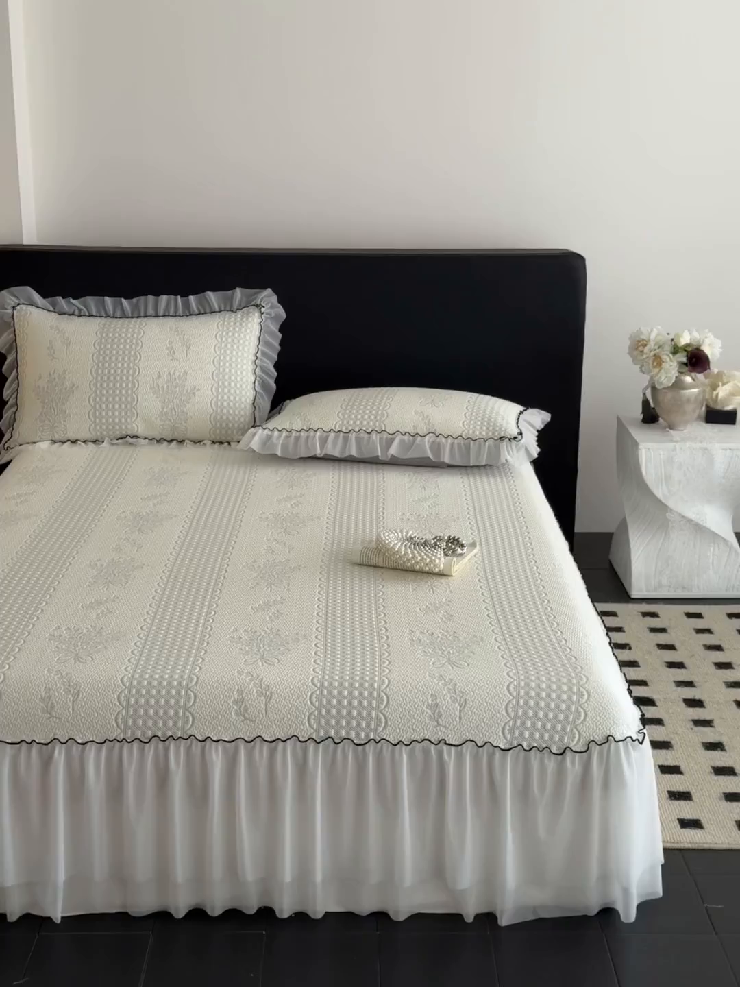 91家纺网 家纺一手货源 找家纺 羚羊语家纺 2026新款韩式PE提花凉泡泡席床裙款中分子【凉感值>2.0】花边乙纶冰豆豆夏季凉感冰丝软席三件套 白月光-铃兰（配洗护袋）