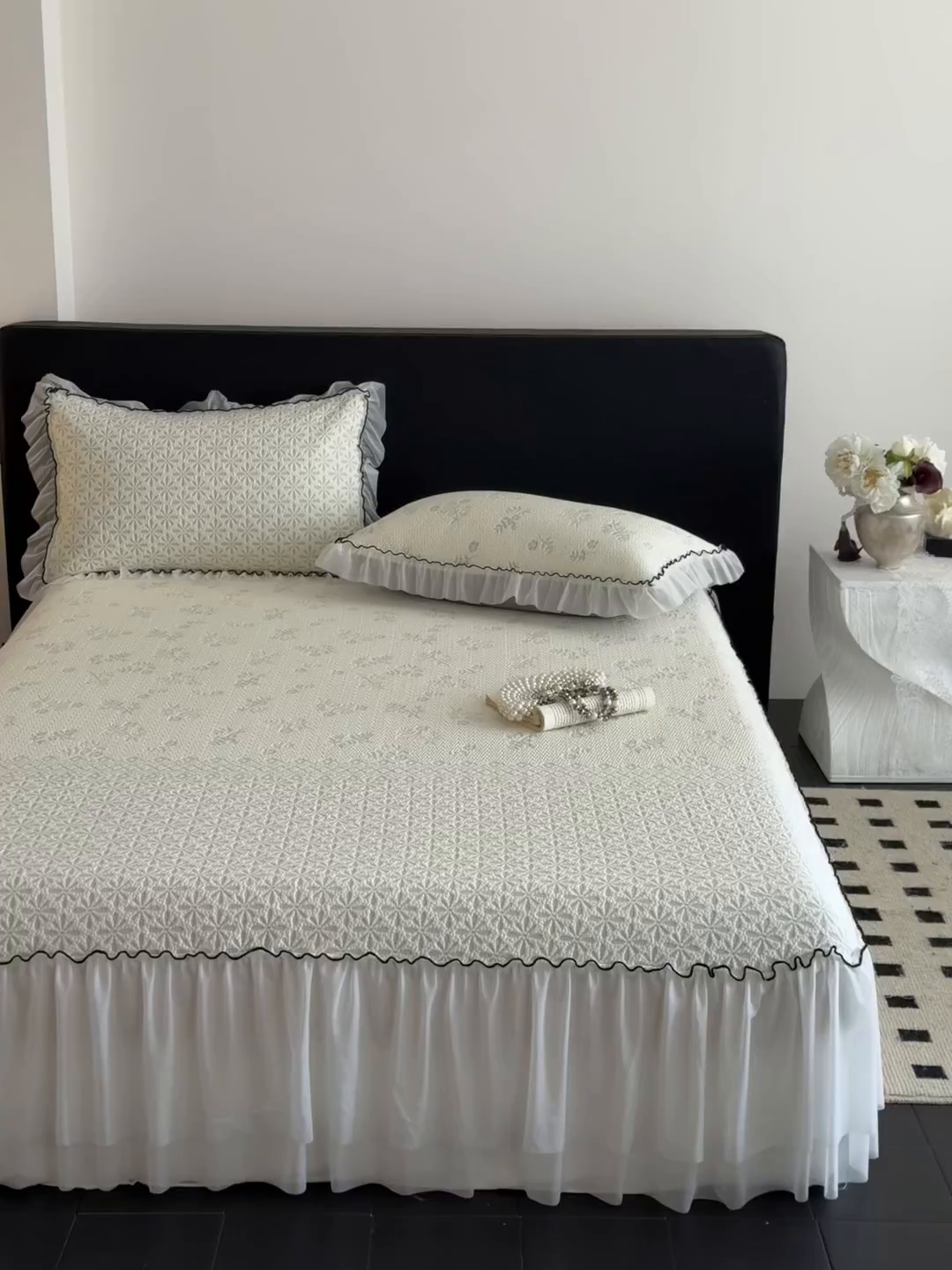 91家纺网 家纺一手货源 找家纺 羚羊语家纺 2026新款韩式PE提花凉泡泡席床裙款中分子【凉感值>2.0】花边乙纶冰豆豆夏季凉感冰丝软席三件套 白月光-萱草（配洗护袋）