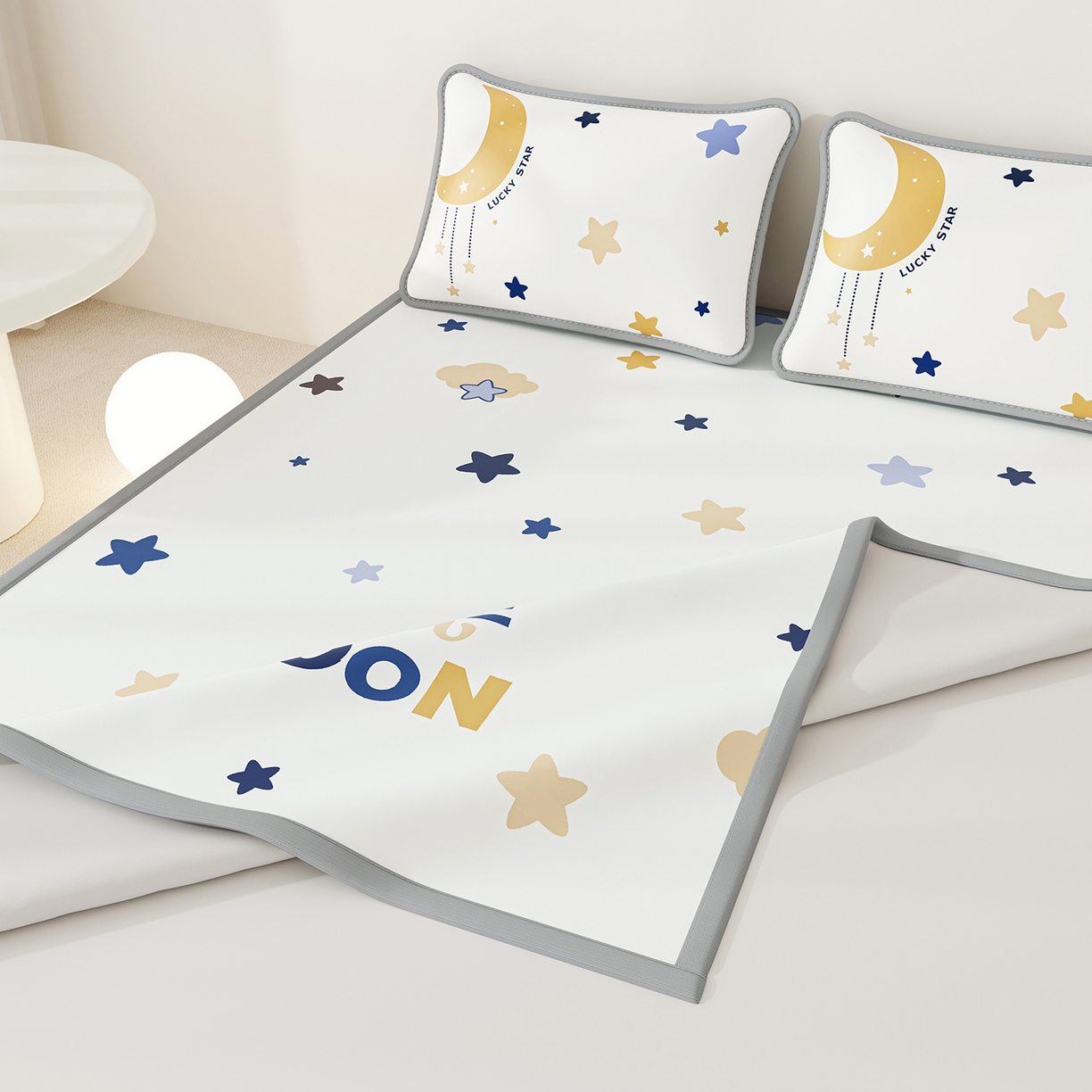 91家纺网 家纺一手货源 找家纺 奇丝雅 2026A类数码印花大版卡通冰丝凉席双人席可机洗学生宿舍空调软席三件套三明治网底 满天星辰