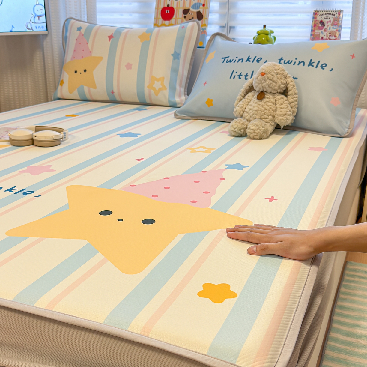 91家纺网 家纺一手货源 找家纺 懒猫家纺 2026新款大版卡通凉感冰丝床笠款凉席席子 床笠席-甜梦星愿