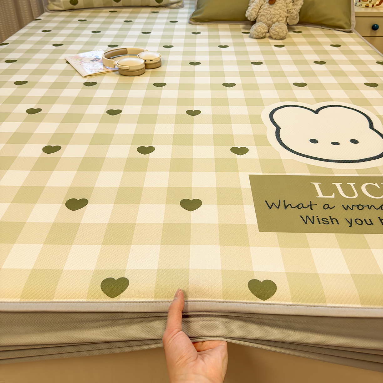 91家纺网 家纺一手货源 找家纺 懒猫家纺 2026新款大版卡通凉感冰丝床笠款凉席席子 床笠席-绿格小熊