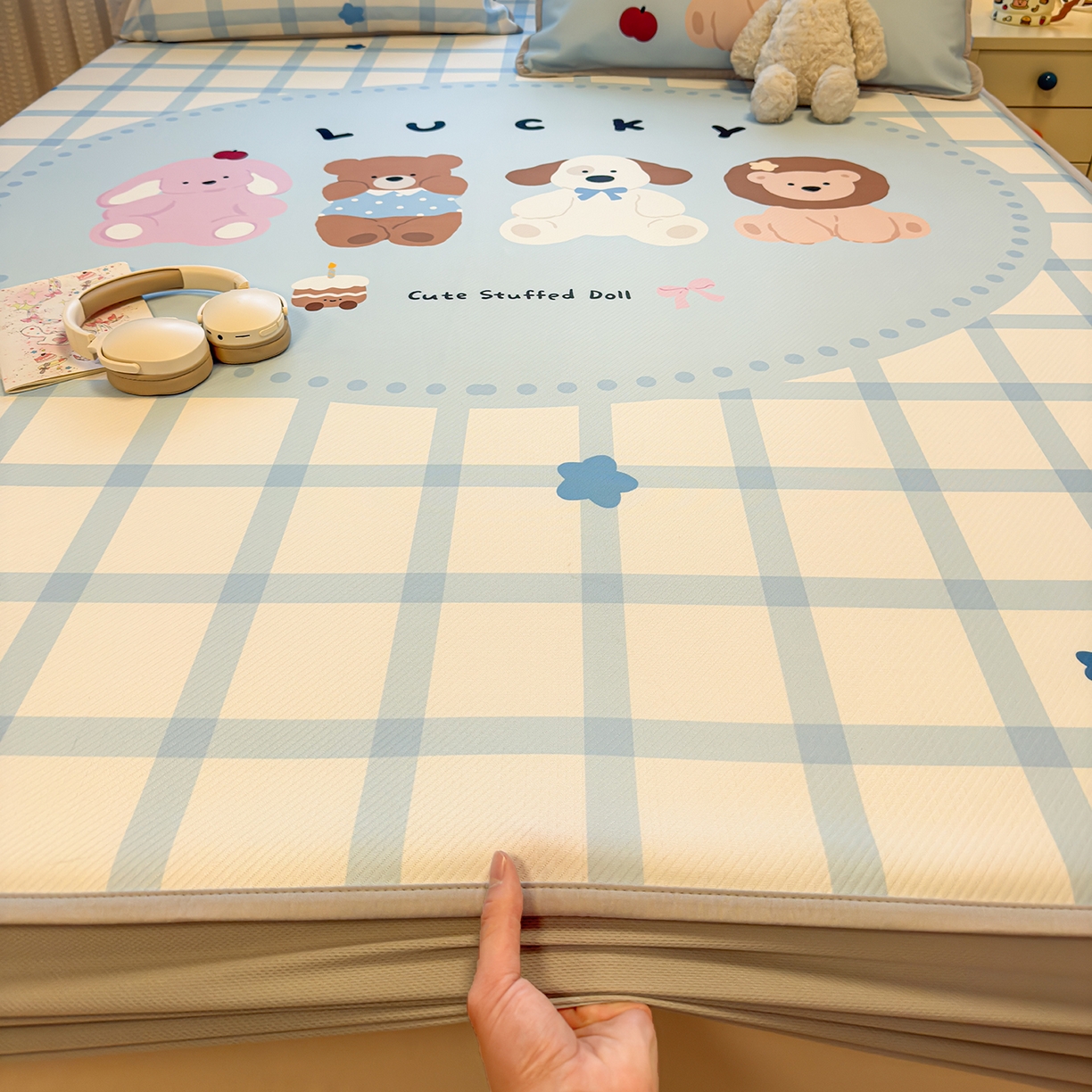 91家纺网 家纺一手货源 找家纺 懒猫家纺 2026新款大版卡通凉感冰丝床笠款凉席席子 床笠席-幸运家族