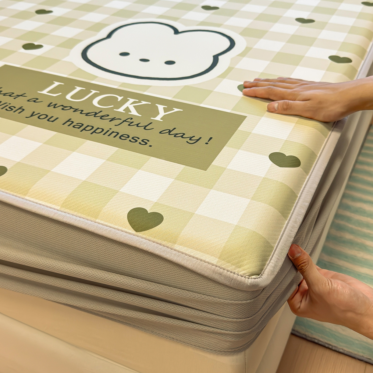 91家纺网 家纺一手货源 找家纺 懒猫家纺 2026新款大版卡通凉感冰丝床笠款凉席席子 床笠席-绿格小熊