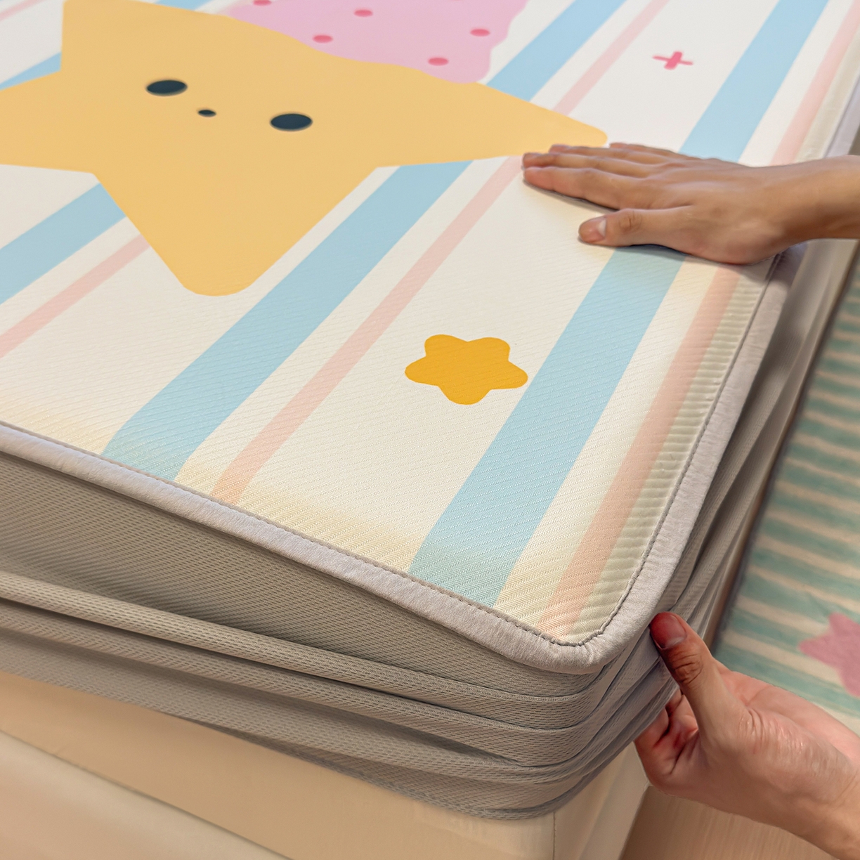 91家纺网 家纺一手货源 找家纺 懒猫家纺 2026新款大版卡通凉感冰丝床笠款凉席席子 床笠席-甜梦星愿