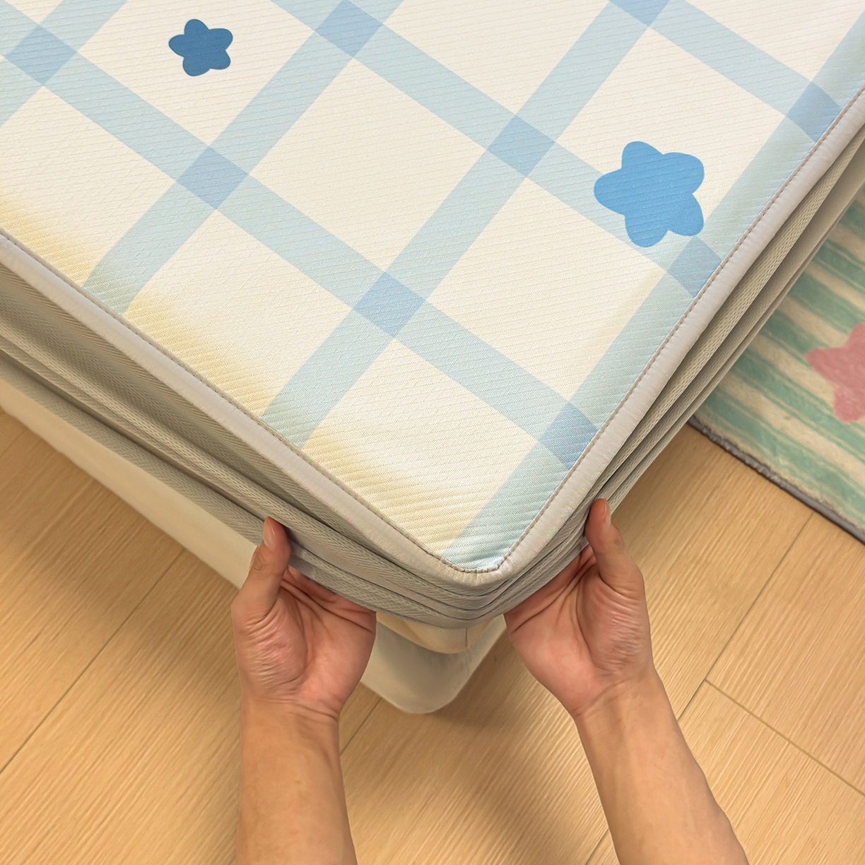 91家纺网 家纺一手货源 找家纺 懒猫家纺 2026新款大版卡通凉感冰丝床笠款凉席席子 床笠席-幸运家族