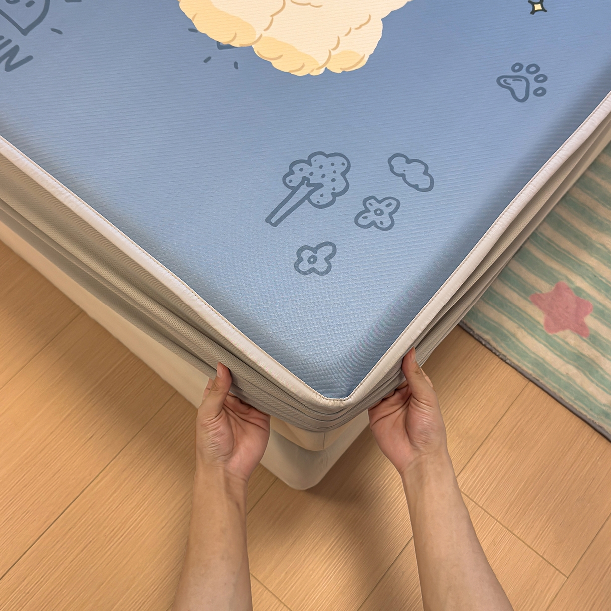 91家纺网 家纺一手货源 找家纺 懒猫家纺 2026新款大版卡通凉感冰丝床笠款凉席席子 床笠席-绅士狗狗