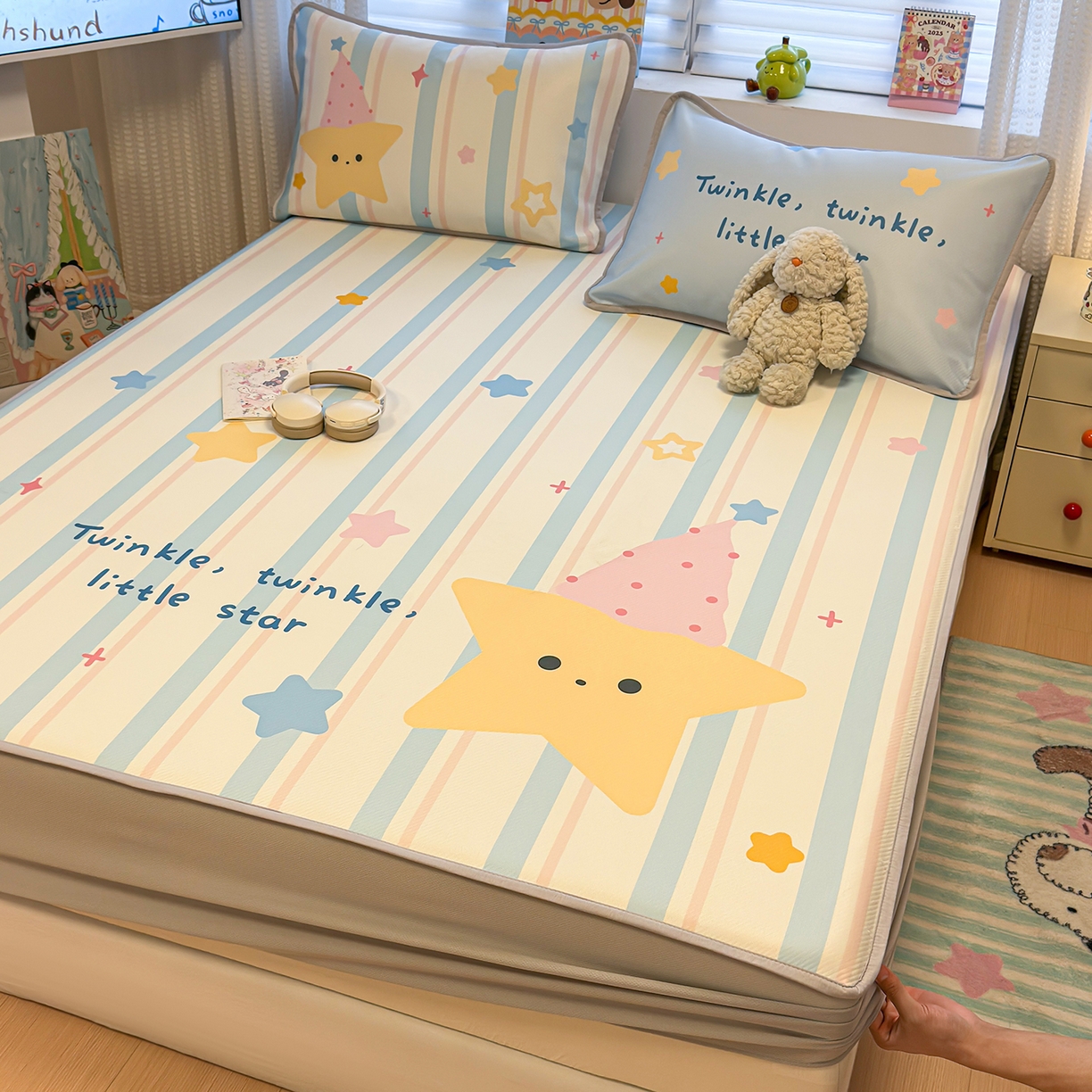 91家纺网 家纺一手货源 找家纺 懒猫家纺 2026新款大版卡通凉感冰丝床笠款凉席席子 床笠席-甜梦星愿