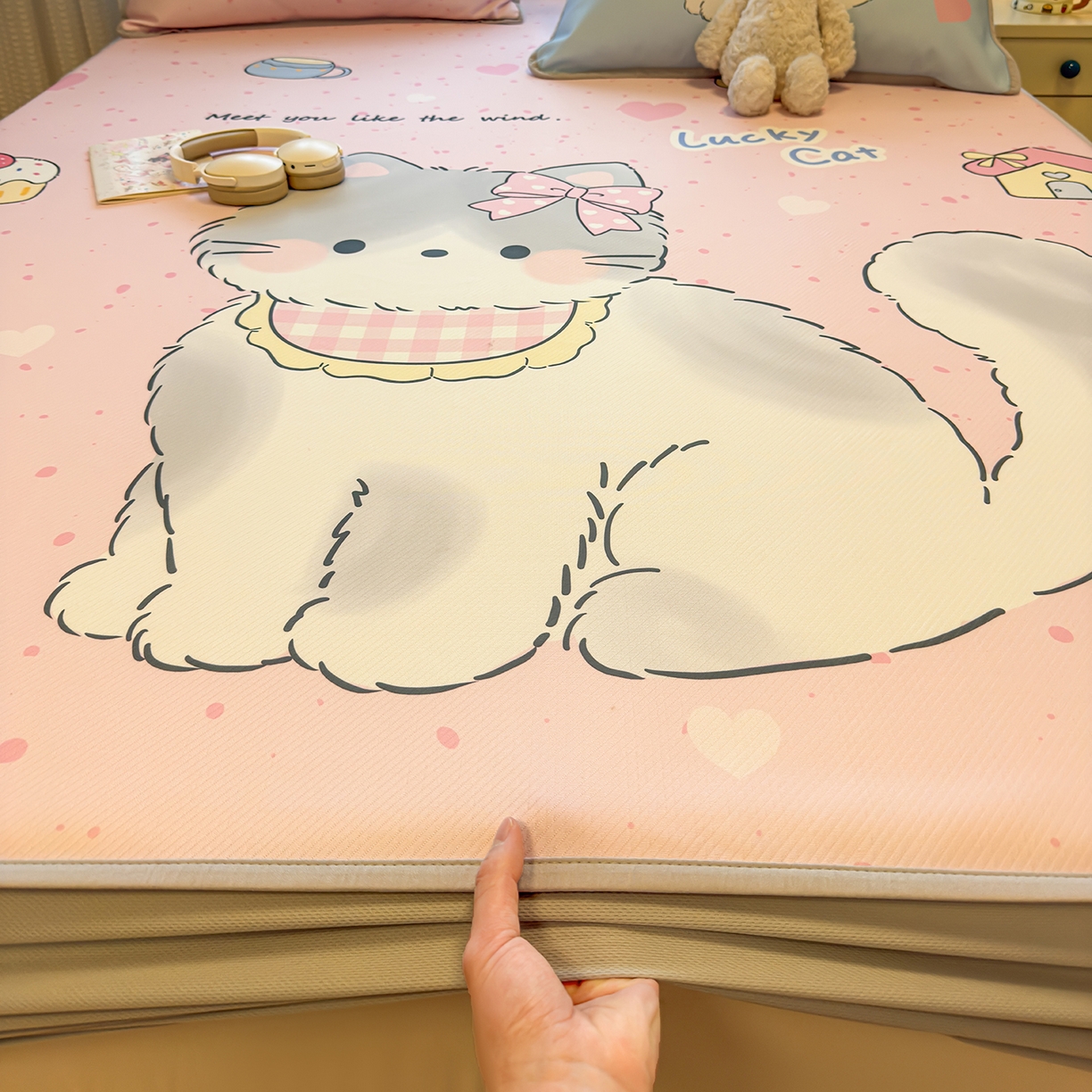 91家纺网 家纺一手货源 找家纺 懒猫家纺 2026新款大版卡通凉感冰丝床笠款凉席席子 床笠席-甜宠小猫