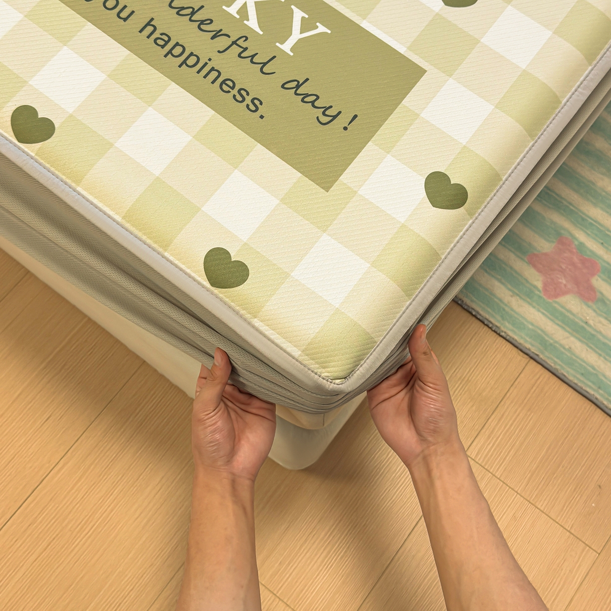 91家纺网 家纺一手货源 找家纺 懒猫家纺 2026新款大版卡通凉感冰丝床笠款凉席席子 床笠席-绿格小熊