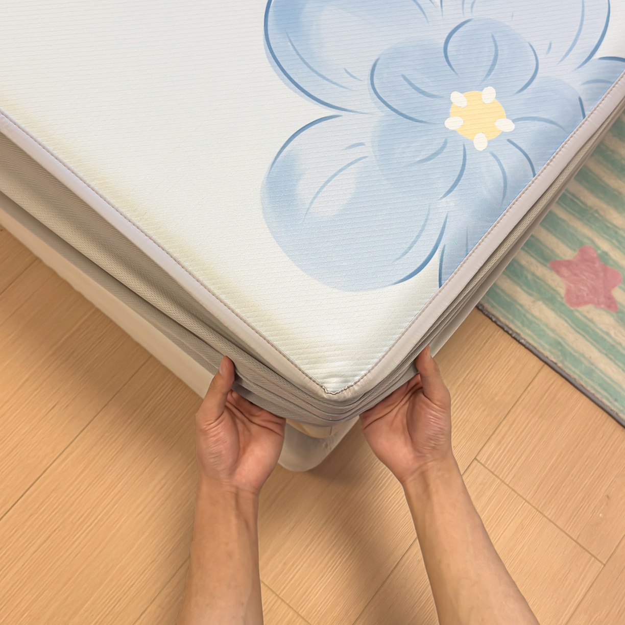 91家纺网 家纺一手货源 找家纺 懒猫家纺 2026新款大版卡通凉感冰丝床笠款凉席席子 床笠席-清欢小花