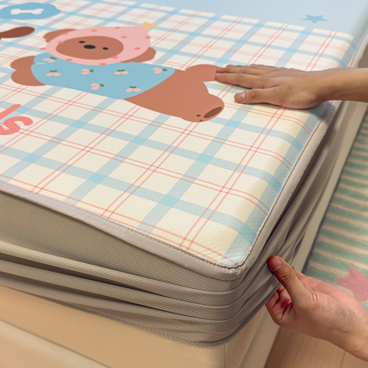 91家纺网 家纺一手货源 找家纺 懒猫家纺 2026新款大版卡通凉感冰丝床笠款凉席席子 床笠席-友趣小狗