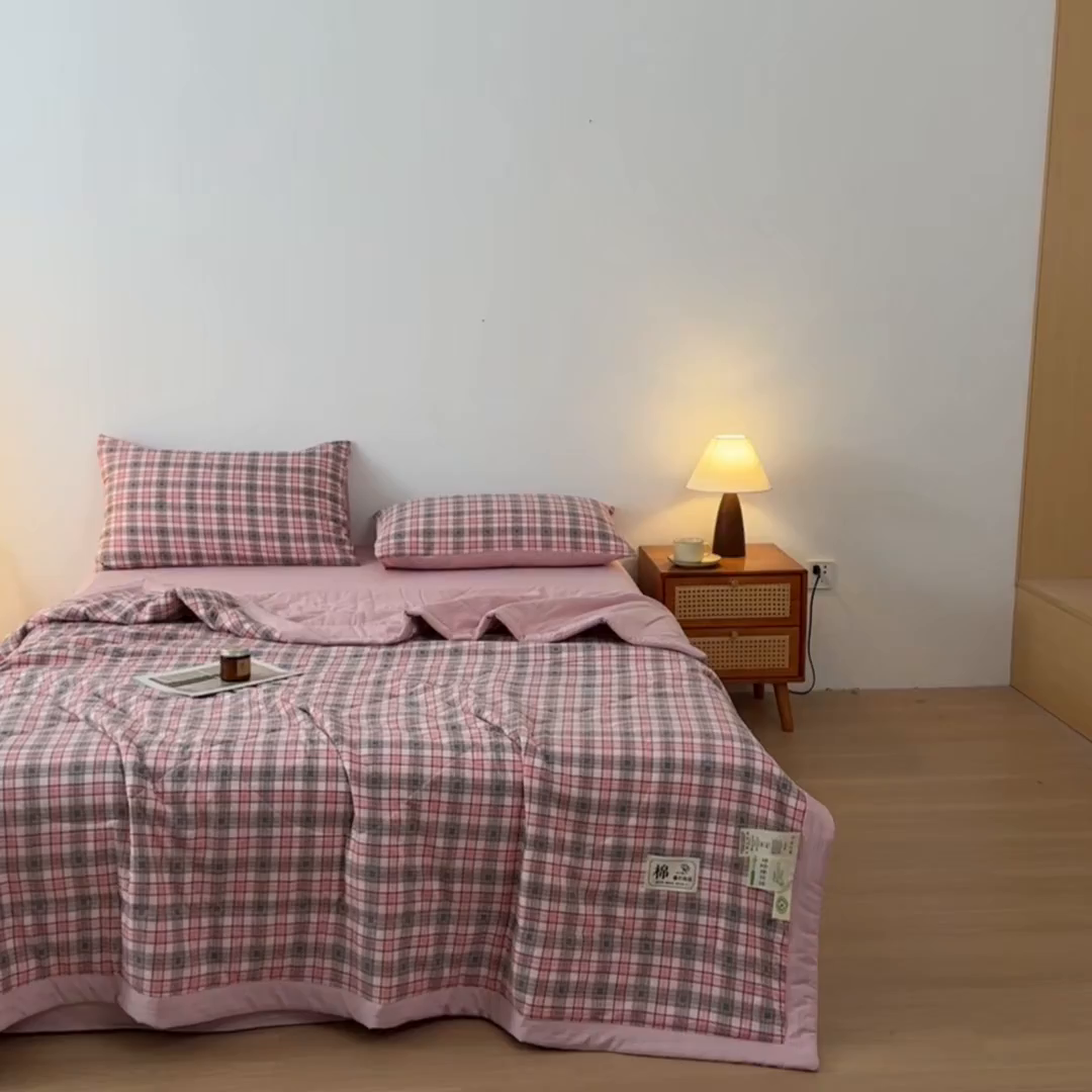 91家纺网 家纺一手货源 找家纺 寐眠 2026新款A类水洗棉棉花夏凉空调被 烟粉撞格