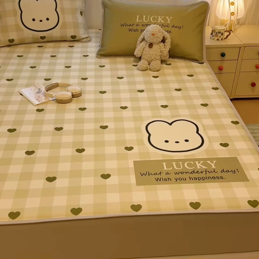 91家纺网 家纺一手货源 找家纺 懒猫家纺 2026新款大版卡通凉感冰丝床笠款凉席席子 床笠席-绿格小熊