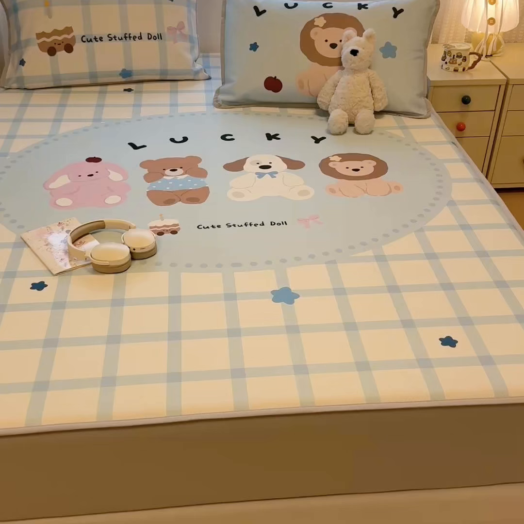 91家纺网 家纺一手货源 找家纺 懒猫家纺 2026新款大版卡通凉感冰丝床笠款凉席席子 床笠席-幸运家族