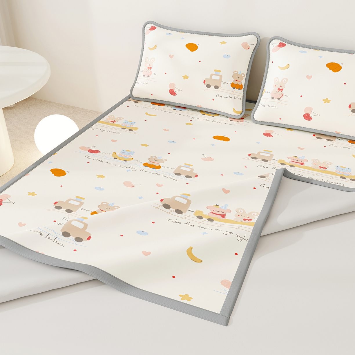 91家纺网 家纺一手货源 找家纺 奇丝雅 2026A类数码印花大版卡通冰丝凉席双人席可机洗学生宿舍空调软席三件套三明治网底 萌宝小火车