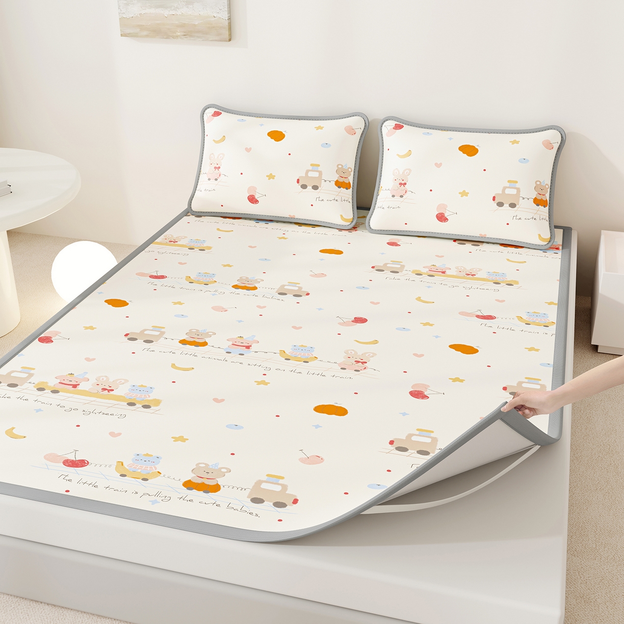 91家纺网 家纺一手货源 找家纺 奇丝雅 2026A类数码印花大版卡通冰丝凉席双人席可机洗学生宿舍空调软席三件套三明治网底 萌宝小火车