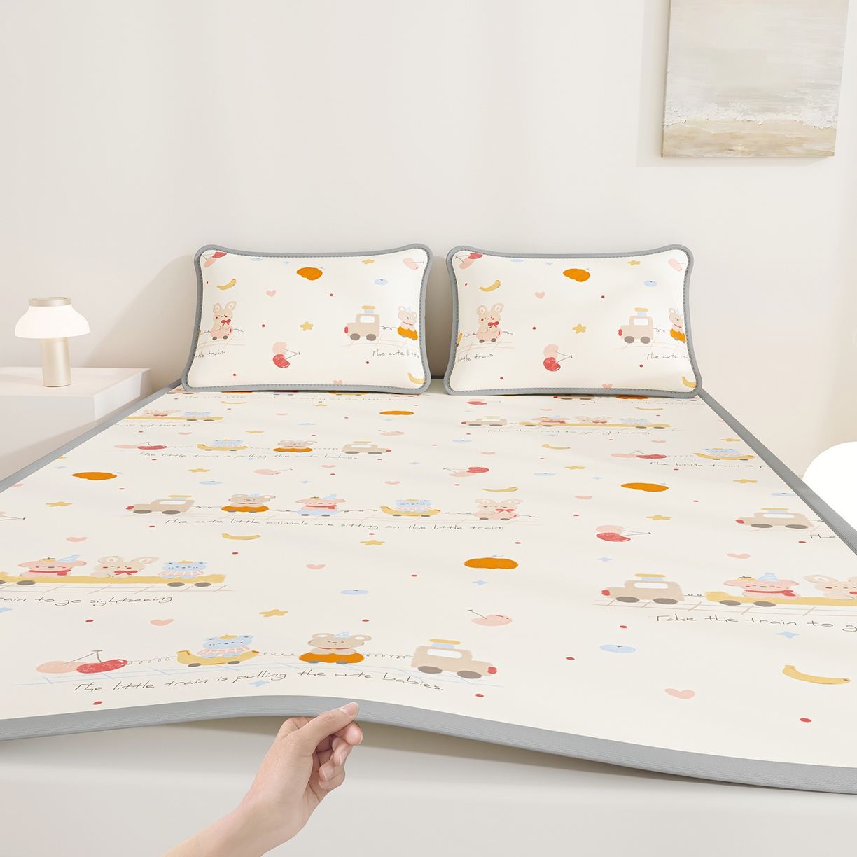 91家纺网 家纺一手货源 找家纺 奇丝雅 2026A类数码印花大版卡通冰丝凉席双人席可机洗学生宿舍空调软席三件套三明治网底 萌宝小火车