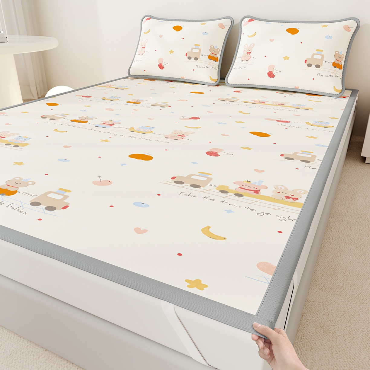 91家纺网 家纺一手货源 找家纺 奇丝雅 2026A类数码印花大版卡通冰丝凉席双人席可机洗学生宿舍空调软席三件套三明治网底 萌宝小火车