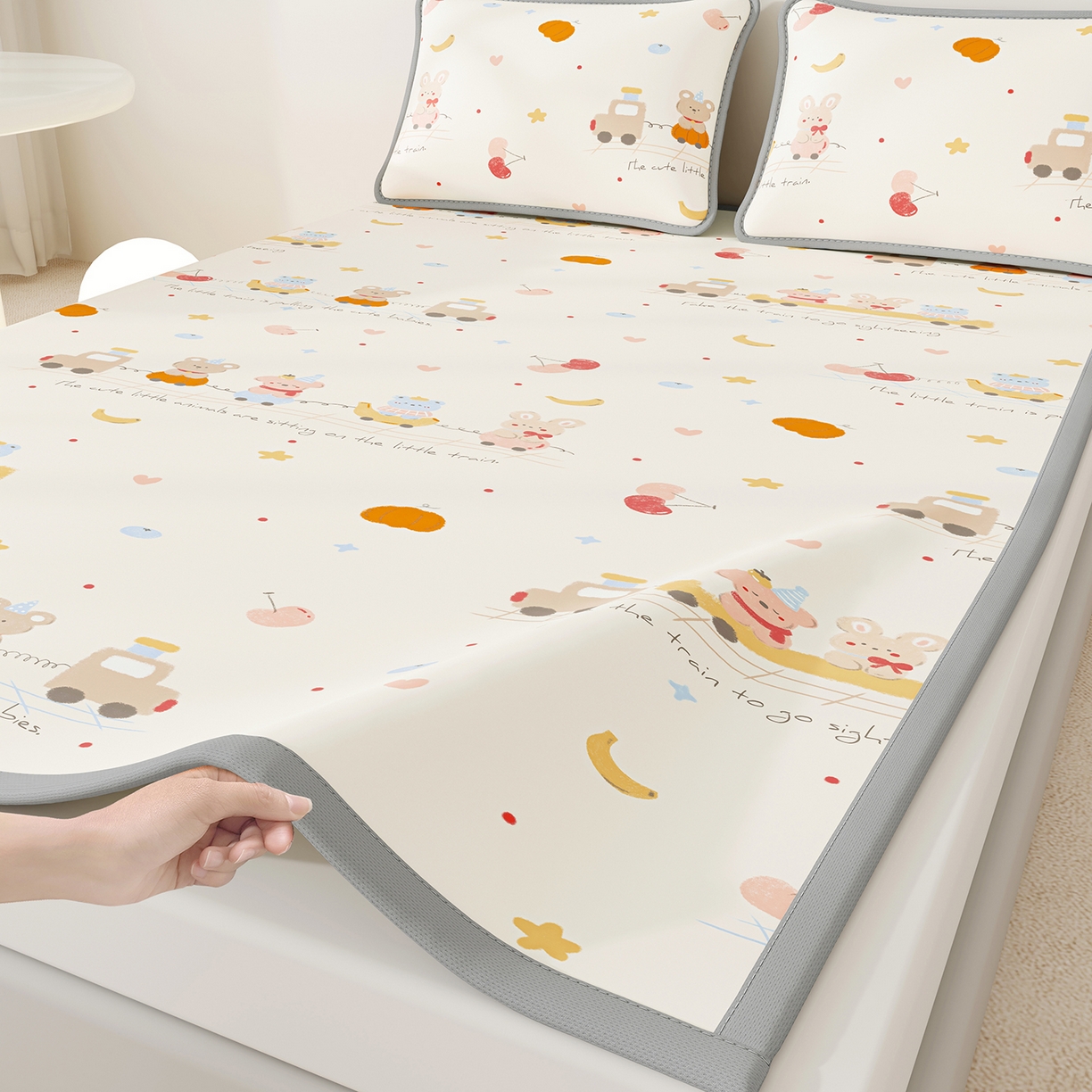 91家纺网 家纺一手货源 找家纺 奇丝雅 2026A类数码印花大版卡通冰丝凉席双人席可机洗学生宿舍空调软席三件套三明治网底 萌宝小火车