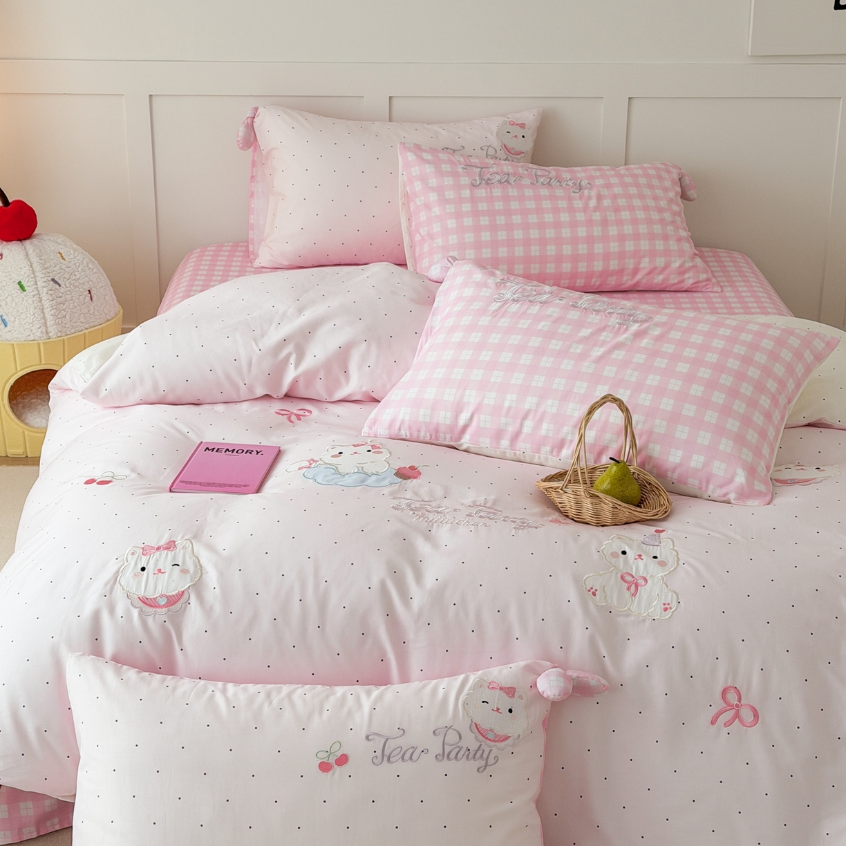 91家纺网 家纺一手货源 找家纺 懒猫家纺 2026新款【童趣系列】全棉纯棉印花刺绣套件【带礼盒】【带图片同款立体蝴蝶结】 小猫晚安曲