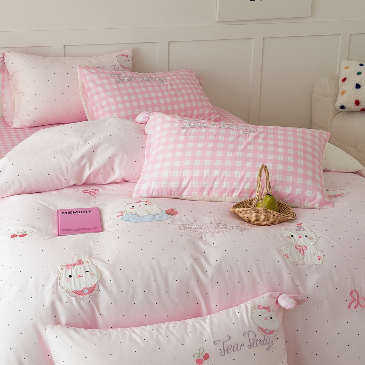 91家纺网 家纺一手货源 找家纺 懒猫家纺 2026新款【童趣系列】全棉纯棉印花刺绣套件【带礼盒】【带图片同款立体蝴蝶结】 小猫晚安曲