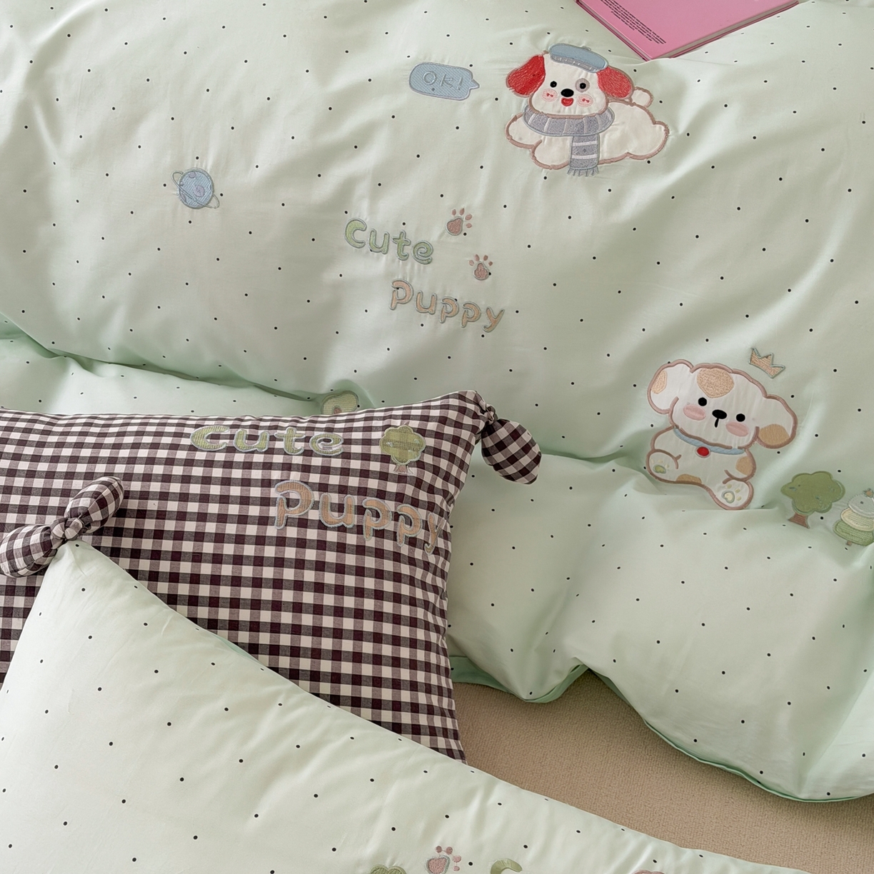 91家纺网 家纺一手货源 找家纺 懒猫家纺 2026新款【童趣系列】全棉纯棉印花刺绣套件【带礼盒】【带图片同款立体蝴蝶结】 狗狗的森旅