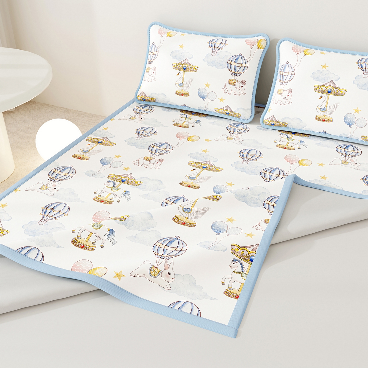 91家纺网 家纺一手货源 找家纺 奇丝雅 2026A类数码印花大版卡通冰丝凉席双人席可机洗学生宿舍空调软席三件套三明治网底 萌象木马