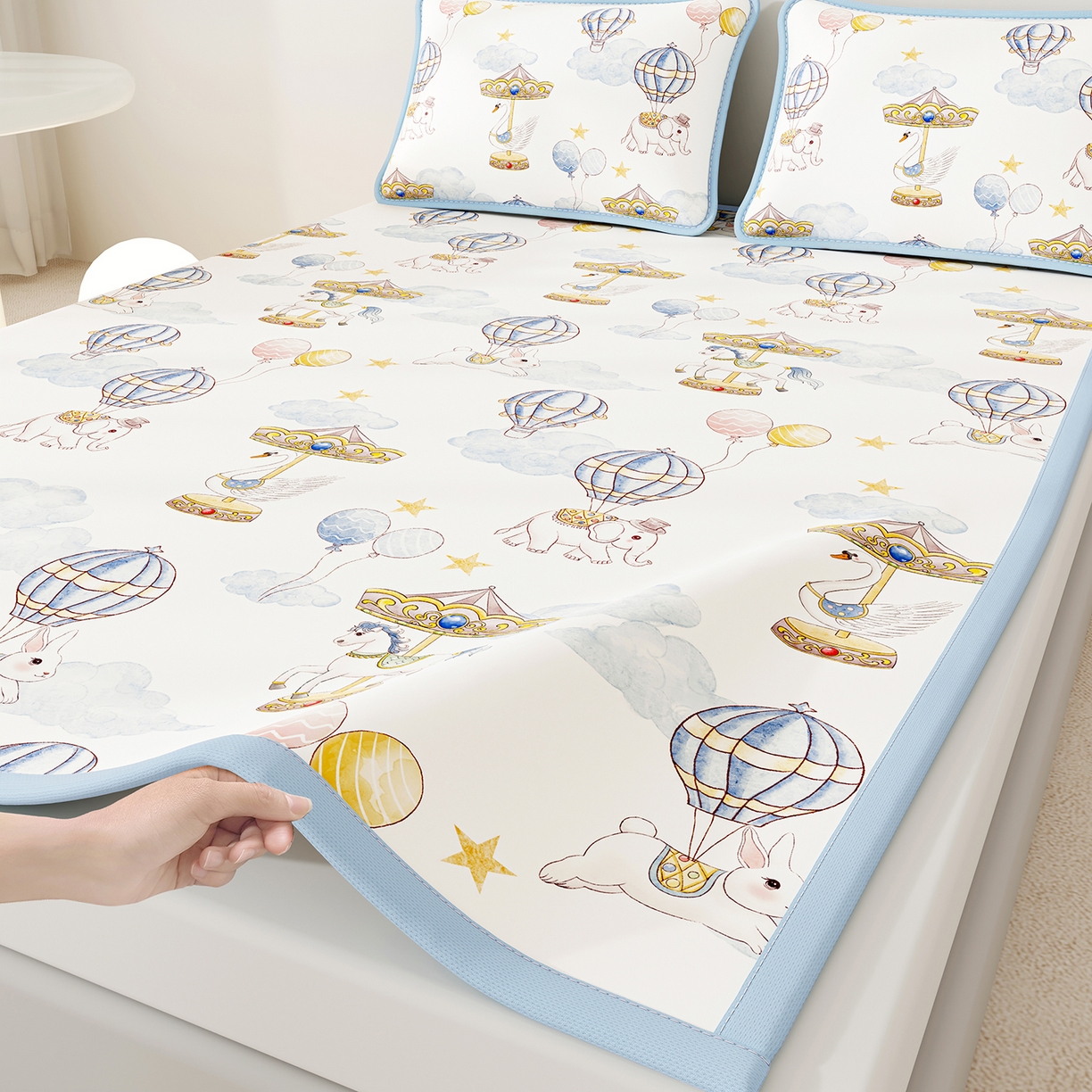 91家纺网 家纺一手货源 找家纺 奇丝雅 2026A类数码印花大版卡通冰丝凉席双人席可机洗学生宿舍空调软席三件套三明治网底 萌象木马