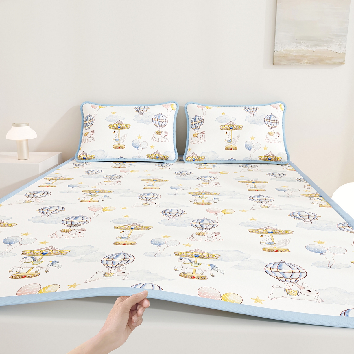 91家纺网 家纺一手货源 找家纺 奇丝雅 2026A类数码印花大版卡通冰丝凉席双人席可机洗学生宿舍空调软席三件套三明治网底 萌象木马