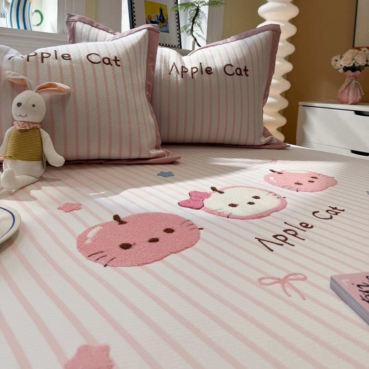 91家纺网 家纺一手货源 找家纺 雅居纺家纺 2026春夏新款PE凉感提花绣花凉席席子 平席-粉条苹果猫咪