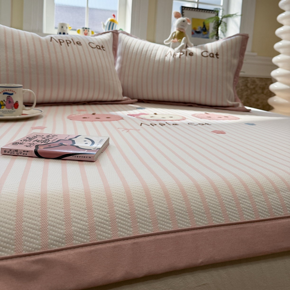 91家纺网 家纺一手货源 找家纺 雅居纺家纺 2026春夏新款PE凉感提花绣花凉席席子 平席-粉条苹果猫咪